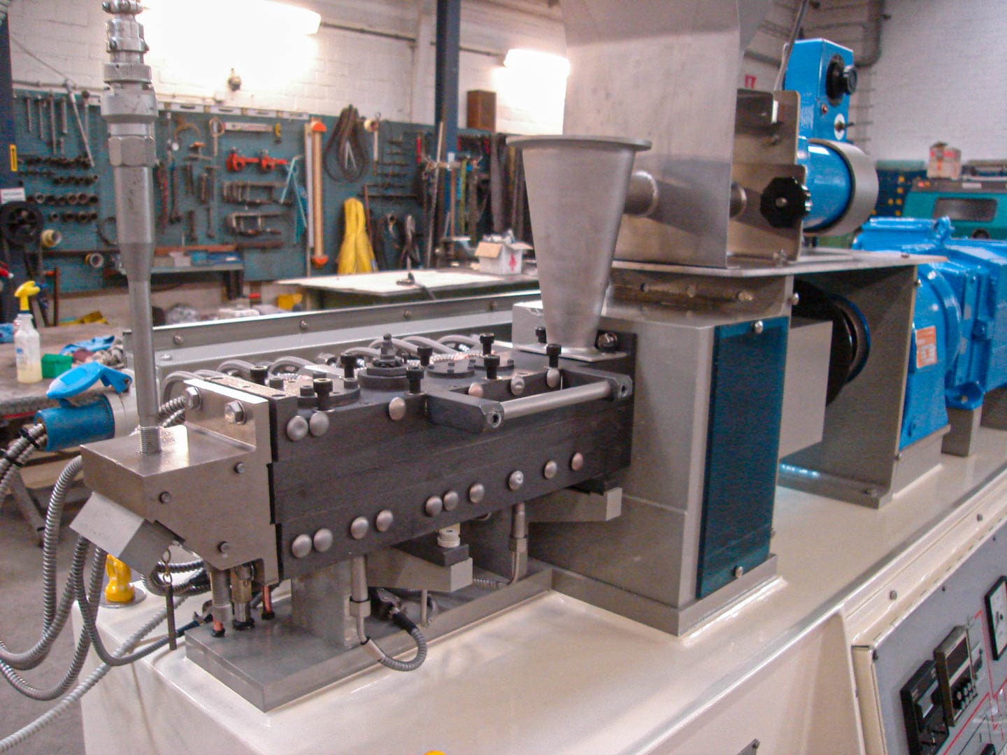 Baker Perkins MPC/V30 - Двухшнековый экструдер - image 3